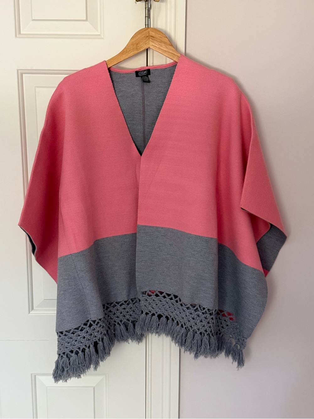 Anthropologie Pink and Gray Open Front Fringe Knit Poncho - Great Fall Layer 🍂
